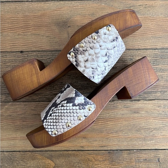 VINCE CAMUTO Wood platform neutral snakeskin slide sandals with gold-tone studs - Picture 6 of 12